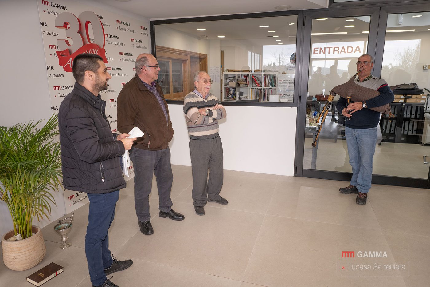 Entrada del almacén el día del 30 aniversario, con xeremier tradicional