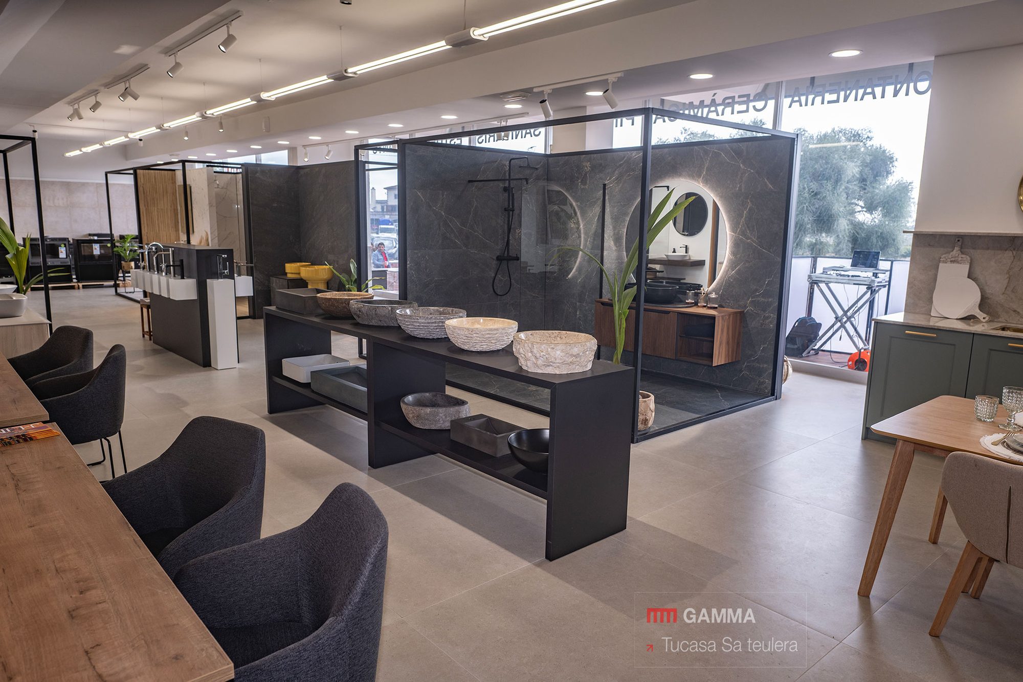 Exposición de baños en el showroom de Sa Teulera